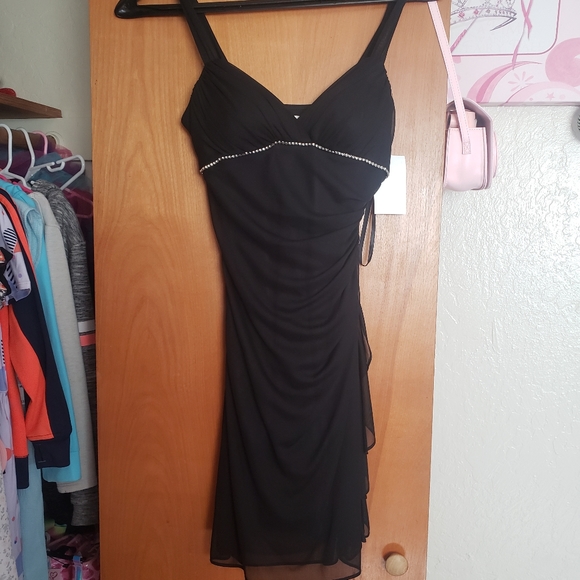 Formal dress - Picture 5 of 5